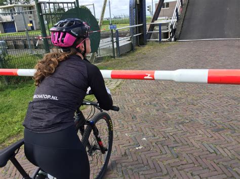 Sprint weg in de dameskleding voor wielrennen 